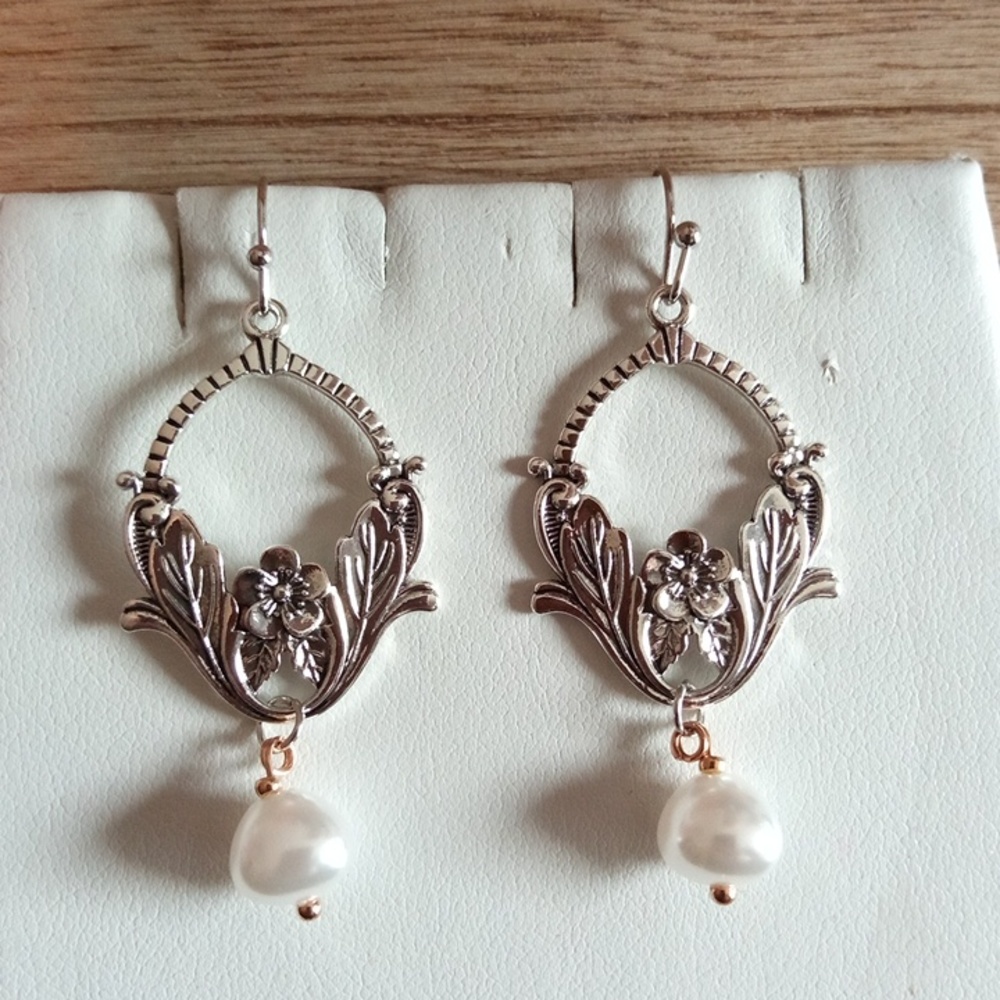 🆕 Silver Pearl Earrings